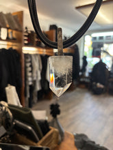 Lade das Bild in den Galerie-Viewer, DARKGEM Happymaker Bergkristall
