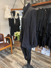 Lade das Bild in den Galerie-Viewer, Rundholz Black Label Jacke
