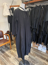 Lade das Bild in den Galerie-Viewer, Rundholz Black Label tulpiges Mantelkleid
