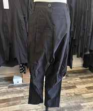 Lade das Bild in den Galerie-Viewer, Rundholz Black Label Tiefschritthose
