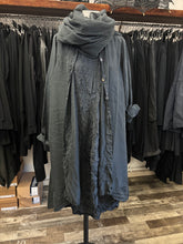 Lade das Bild in den Galerie-Viewer, Privatsachen Seidenkleid Lichtknitt
