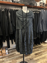 Lade das Bild in den Galerie-Viewer, Privatsachen Seidenkleid Lichtknitt
