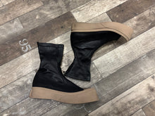 Lade das Bild in den Galerie-Viewer, Lofina Muster Boots
