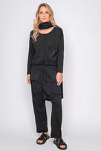 Lade das Bild in den Galerie-Viewer, Black by K&amp;M Jäckchen Your touch is king
