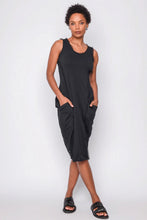 Lade das Bild in den Galerie-Viewer, Black by K&amp;M Tulpenkleid you are as wild as Friday Night
