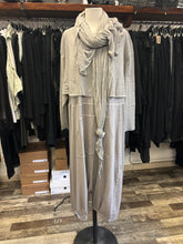 Lade das Bild in den Galerie-Viewer, Transit handgefärbter Schal
