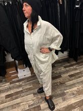 Lade das Bild in den Galerie-Viewer, Rundholz Black Label Leinenbluse
