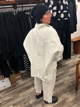 Lade das Bild in den Galerie-Viewer, Rundholz Black Label Leinenbluse
