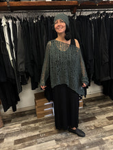 Lade das Bild in den Galerie-Viewer, Rundholz Dip Seidenstrick Pulli
