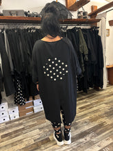 Lade das Bild in den Galerie-Viewer, PLÜ Big T Plus black Dots
