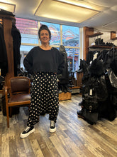 Lade das Bild in den Galerie-Viewer, PLÜ Wideshortshortsweat Black Dots
