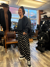 Lade das Bild in den Galerie-Viewer, PLÜ Wideshortshortsweat Black Dots
