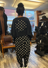 Lade das Bild in den Galerie-Viewer, PLÜ Wideshortshortsweat Black Dots
