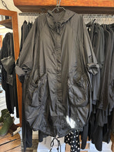 Lade das Bild in den Galerie-Viewer, Rundholz Black Label Regenmantel
