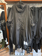 Lade das Bild in den Galerie-Viewer, Rundholz Black Label Regenmantel
