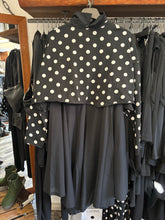 Lade das Bild in den Galerie-Viewer, PLÜ Snuggle Shirt Black Dots
