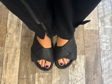 Lade das Bild in den Galerie-Viewer, Lofina Latschis
