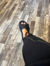 Lade das Bild in den Galerie-Viewer, Lofina Latschis
