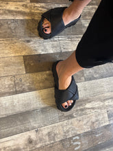 Lade das Bild in den Galerie-Viewer, Lofina Latschis
