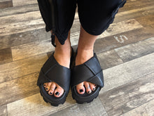 Lade das Bild in den Galerie-Viewer, Lofina Latschis
