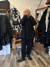 Lade das Bild in den Galerie-Viewer, Rundholz Black Label Tulpenjacke
