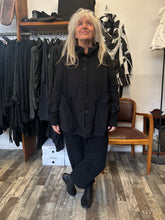 Lade das Bild in den Galerie-Viewer, Rundholz Black Label Tulpenjacke
