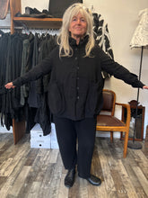Lade das Bild in den Galerie-Viewer, Rundholz Black Label Tulpenjacke
