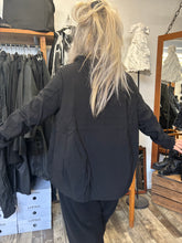 Lade das Bild in den Galerie-Viewer, Rundholz Black Label Tulpenjacke
