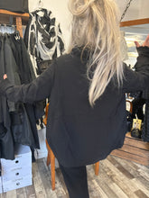 Lade das Bild in den Galerie-Viewer, Rundholz Black Label Tulpenjacke
