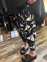 Lade das Bild in den Galerie-Viewer, Rundholz Black Label Haremshose
