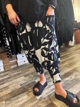 Lade das Bild in den Galerie-Viewer, Rundholz Black Label Haremshose
