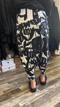 Lade das Bild in den Galerie-Viewer, Rundholz Black Label Haremshose
