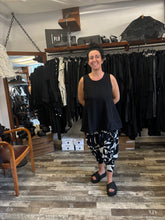 Lade das Bild in den Galerie-Viewer, Rundholz Black Label Haremshose
