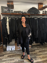 Lade das Bild in den Galerie-Viewer, Rundholz Black Label Tulpenjacke
