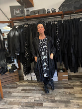 Lade das Bild in den Galerie-Viewer, Rundholz Black Label Regenmantel
