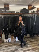 Lade das Bild in den Galerie-Viewer, Rundholz Black Label Jacke
