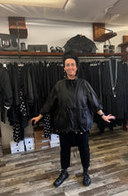 Lade das Bild in den Galerie-Viewer, Rundholz Black Label Jacke
