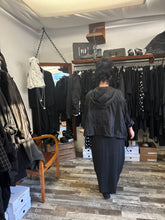 Lade das Bild in den Galerie-Viewer, Rundholz Black Label Regenjacke
