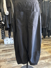 Lade das Bild in den Galerie-Viewer, Rundholz Black Label Ballonhose
