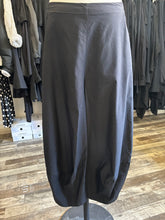 Lade das Bild in den Galerie-Viewer, Rundholz Black Label Ballonhose
