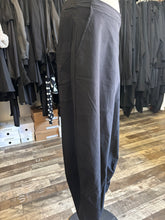 Lade das Bild in den Galerie-Viewer, Rundholz Black Label Ballonhose
