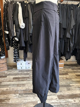 Lade das Bild in den Galerie-Viewer, Rundholz Black Label Ballonrock
