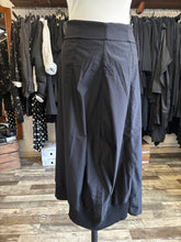Lade das Bild in den Galerie-Viewer, Rundholz Black Label Ballonrock
