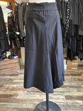 Lade das Bild in den Galerie-Viewer, Rundholz Black Label Ballonrock
