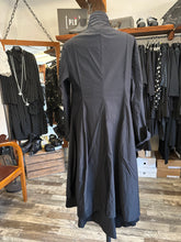 Lade das Bild in den Galerie-Viewer, Rundholz Black Label Stretchmantel
