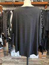 Lade das Bild in den Galerie-Viewer, Rundholz Black Label Oversize Shirt
