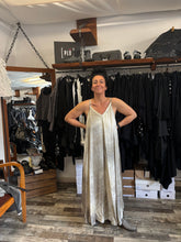 Lade das Bild in den Galerie-Viewer, Sanctamuerte Kleid
