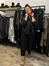 Lade das Bild in den Galerie-Viewer, Black by K&amp;M Sommer Jeansjacke
