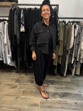 Lade das Bild in den Galerie-Viewer, Black by K&amp;M Sommer Jeansjacke
