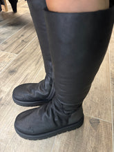 Lade das Bild in den Galerie-Viewer, Papucei Lammfell Stiefel
